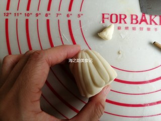 10、漩涡馒头卷,然后把筷子抽出来