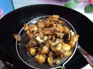 13、麻辣仔鸡,至表面金黄、酥脆捞出控油