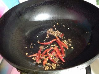 15、麻辣仔鸡,炒出香味时下入辣椒炒至变色