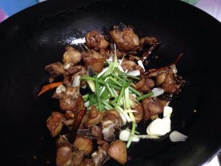 17、麻辣仔鸡,蒜片、香葱翻匀