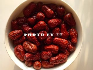 2、自制枣泥馅,红枣用清水浸泡片刻，彻底洗净；