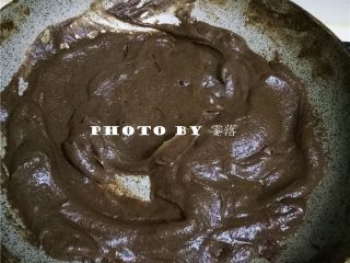 10、自制枣泥馅,将红枣泥炒至水分挥发，分3次调入玉米油、细砂糖，翻炒均匀；