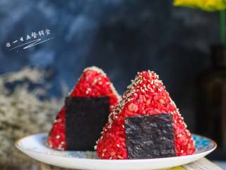 6、甜菜根牛油果虾饭团,再撒点白芝麻。