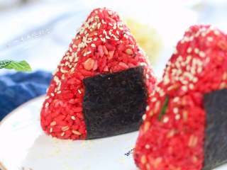 7、甜菜根牛油果虾饭团,美美的好有食欲,做完微波炉叮一下或烤箱烤10分钟,如果提前一晚做,早上就可以多赖会床那。