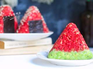 8、甜菜根牛油果虾饭团,下面这个像西瓜吗?米饭里的燕麦像西瓜籽吗?牛油果和米饭拌匀做西瓜皮。