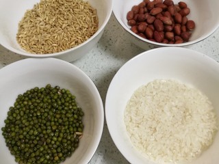 1、菜谱#十宝粥#(创建于1/11~2018),食材准备:燕麦、绿豆、花生、粳米。