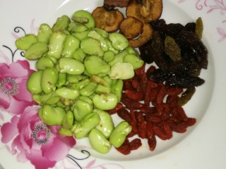 2、菜谱#十宝粥#(创建于1/11~2018),经整理清洗的蚕豆、枸杞、山楂、葡萄干，备用。