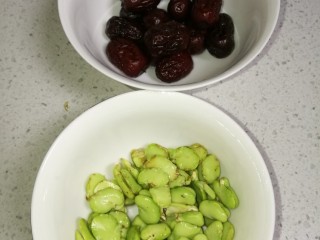 3、菜谱#十宝粥#(创建于1/11~2018),经清洗后的大枣，备用。