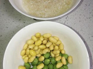 4、菜谱#十宝粥#(创建于1/11~2018),经泡发清洗的黄豆和豌豆，备用。