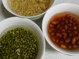 5、菜谱#十宝粥#(创建于1/11~2018),燕麦、绿豆、花生冼干净，用清水浸泡3小时，备用。