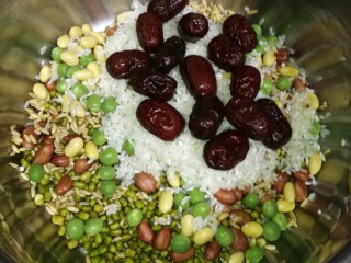 6、菜谱#十宝粥#(创建于1/11~2018),各种食材已经清洗后，:如燕麦、绿豆、花生、豌豆和黄豆、蚕豆、粳米、大枣一起放入煮锅中。