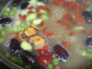 9、菜谱#十宝粥#(创建于1/11~2018),再加入山楂、葡萄干、枸杞。