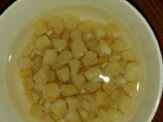 1、瑶柱三鲜粥,干瑶柱用水洗干净，再用温水泡软