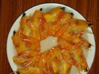 2、瑶柱三鲜粥,干虾洗干净，用温水泡一会