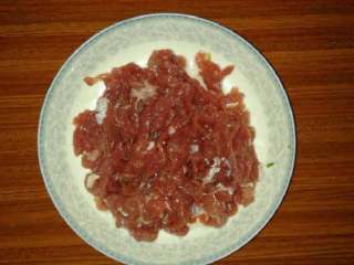3、瑶柱三鲜粥,瘦肉放一点盐、和花生油腌一会