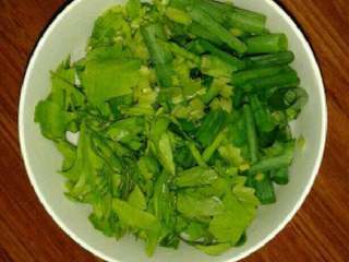 4、瑶柱三鲜粥,芹菜、葱洗净，切碎