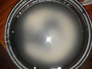 6、瑶柱三鲜粥,粥煮开后（差不多好），把以上材料都放进去煲，不用放任何调料