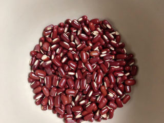 1、红豆小米粥,准备好红豆。