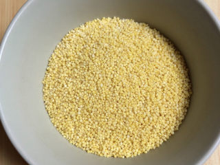 2、红豆小米粥,准备好小米。