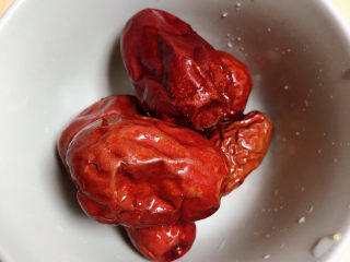 3、红豆小米粥,准备好红枣。