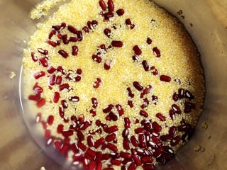 4、红豆小米粥,米洗好待用。