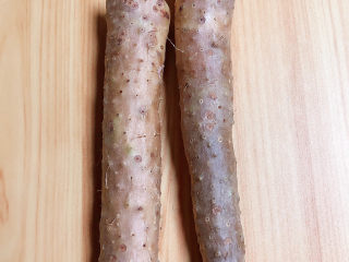 5、红豆小米粥,准备好山药。