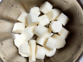 6、红豆小米粥,山药削皮，切块儿。