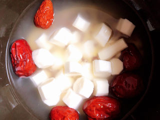 7、红豆小米粥,将食材放入锅中。