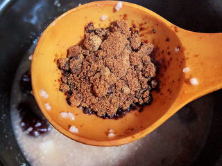 11、红豆小米粥,准备好一些红糖。