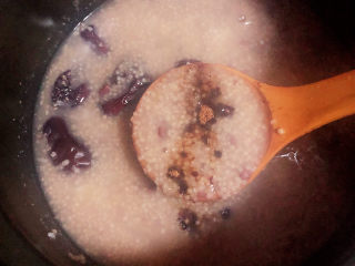 12、红豆小米粥,红糖放入锅中，熬煮均匀。