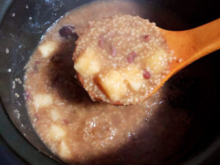 13、红豆小米粥,一锅浓稠的红豆小米粥就熬好了。