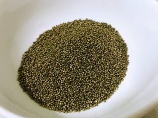 1、黑小米青菜粥,黑小米清洗干净。小米粥自古以来就是婴幼儿孕产妇的营养食物，柔软容易消化，黑小米含有花青素，这种天然植物色素能抗氧化，保护眼睛健康，让皮肤变得光滑有弹性。从中医角度来讲，黑色食物是滋养肾脏的，还可以起到乌发作用。