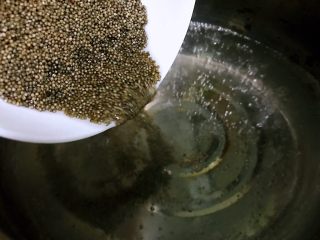 2、黑小米青菜粥,锅中加入清水烧开，倒入清洗好的黑小米，大火烧开之后转为中小火熬20分钟，其间时不时搅动下以防粘锅，同时注意不要让粥有溢锅现象。