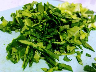 3、黑小米青菜粥,利用这个时间段，青菜清洗干净切碎，我用的是油白菜，青叶子菜可以按照自己家里有的或者喜欢吃的来选择，灵活运用，没必要一定非要用油白菜，比如说油麦菜、凤尾、芹菜、香菜等都可以来替代，或者喜欢吃什么放什么菜也可以，哪怕再好的食物再营养，不喜欢吃也是白搭。