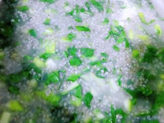 4、黑小米青菜粥,20分钟之后粥已经熟了，倒入切好的青菜叶，锅再次煮开之后关火。我这个粥中所加入的青菜叶一点都不少，吃起来非常满足，天然食物的味道，加入一点点食盐来调味即可。
