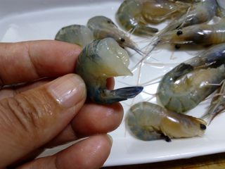 2、炒三鲜,虾去头去沙线。