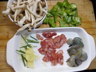 8、炒三鲜,各项食材清洗完整理好，就可以开火准备炒制。
