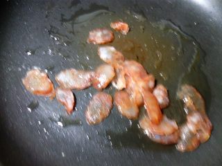 9、炒三鲜,炒锅倒油小火炒香肠，至微微透明。