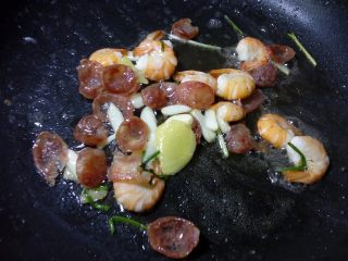 12、炒三鲜,翻炒至虾变色。