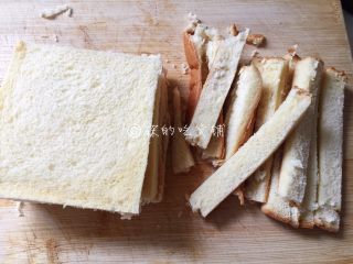 4、快手早餐 杂蔬芝士吐司盏,吐司片切去四周硬的边边。