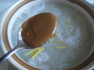 4、鲜虾砂锅粥,加入姜丝，一勺芝麻酱。