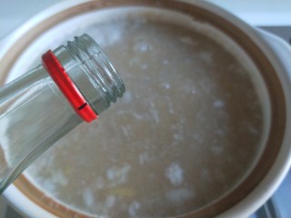 5、鲜虾砂锅粥,加入料酒。