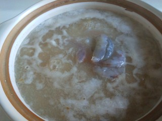 6、鲜虾砂锅粥,加入鲜虾仁。