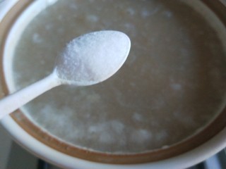 8、鲜虾砂锅粥,加入一勺盐。
