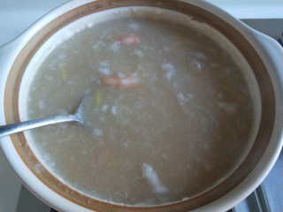 9、鲜虾砂锅粥,加入白胡椒。