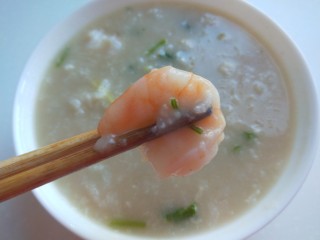 12、鲜虾砂锅粥,成碗就可以吃了。