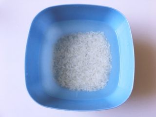 2、早餐+营养早餐鸡蛋玉米羹,将大米洗净后泡俩小时