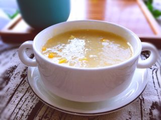 11、早餐+营养早餐鸡蛋玉米羹,用碗将玉米粥装起来趁热吃，还可以铺上自己喜欢的水果装饰