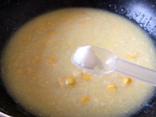 9、早餐+营养早餐鸡蛋玉米羹,将鸡蛋液和粥混合均匀后加入半勺盐