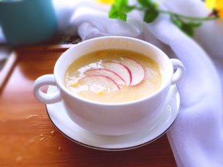 13、早餐+营养早餐鸡蛋玉米羹,将苹果洗净切薄片，铺上摆拍一张